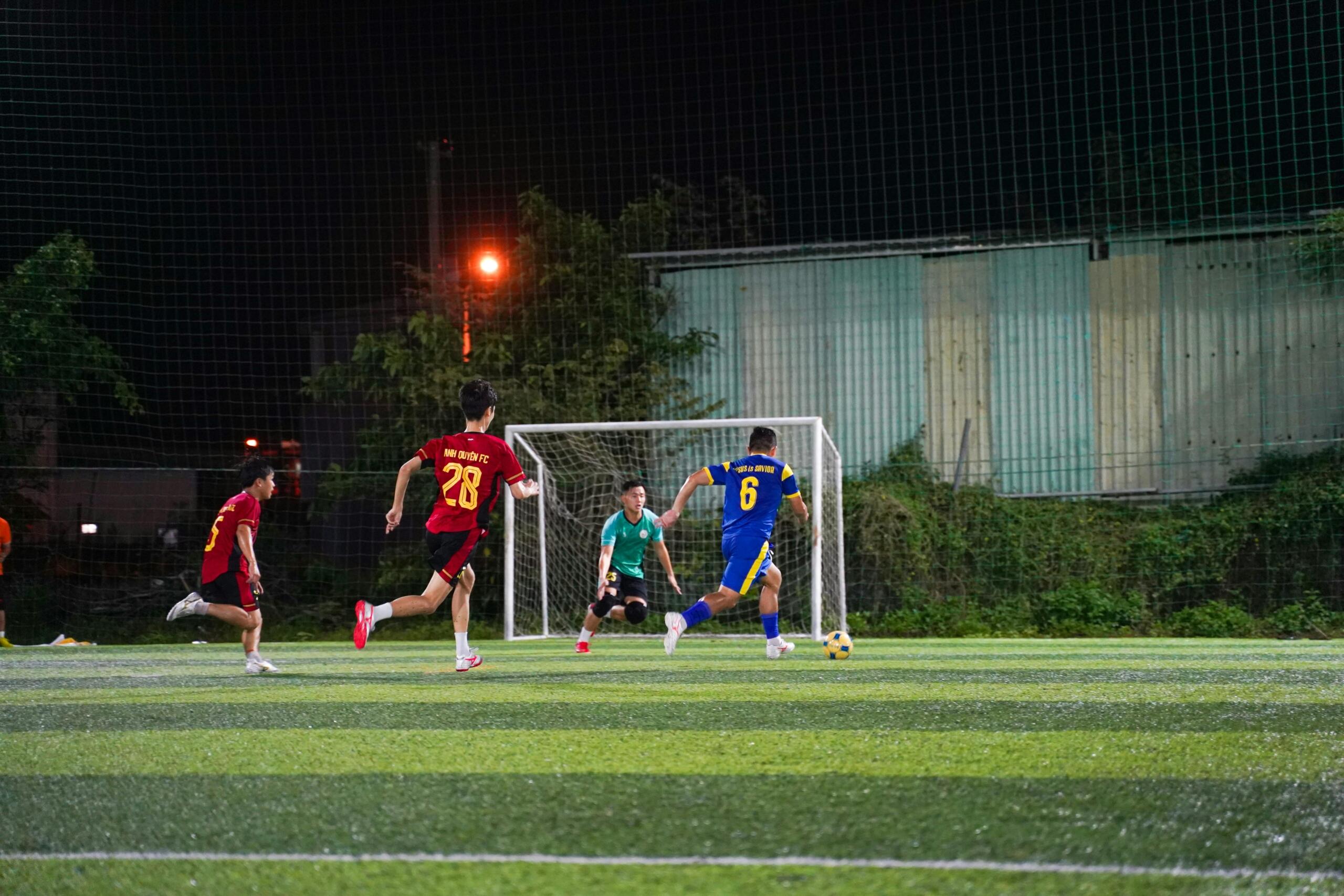 Adolescentes practicando fútbol
