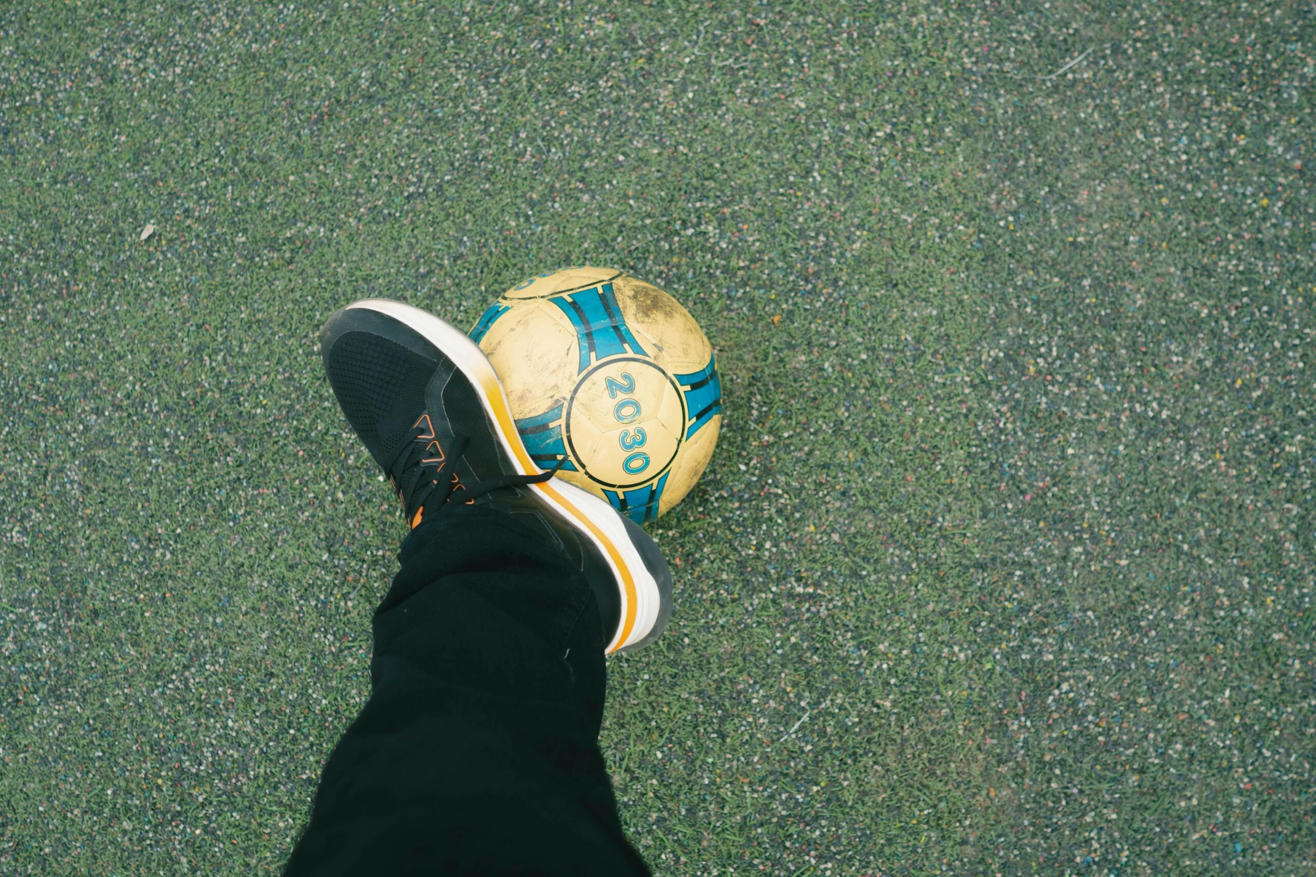 Persona con balón de Fútbol