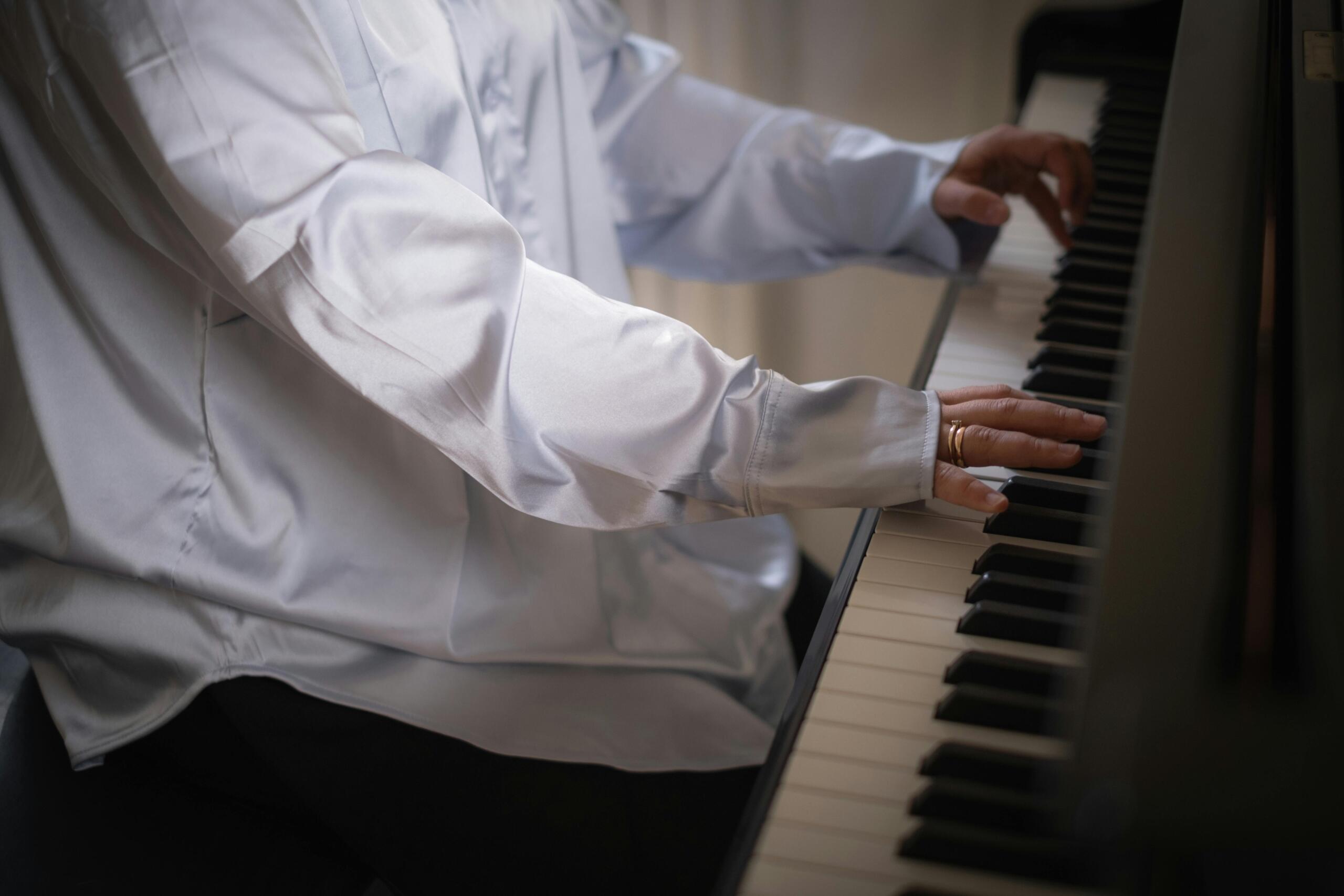 Pianista Con Camisa Blanca Capta Melodías
