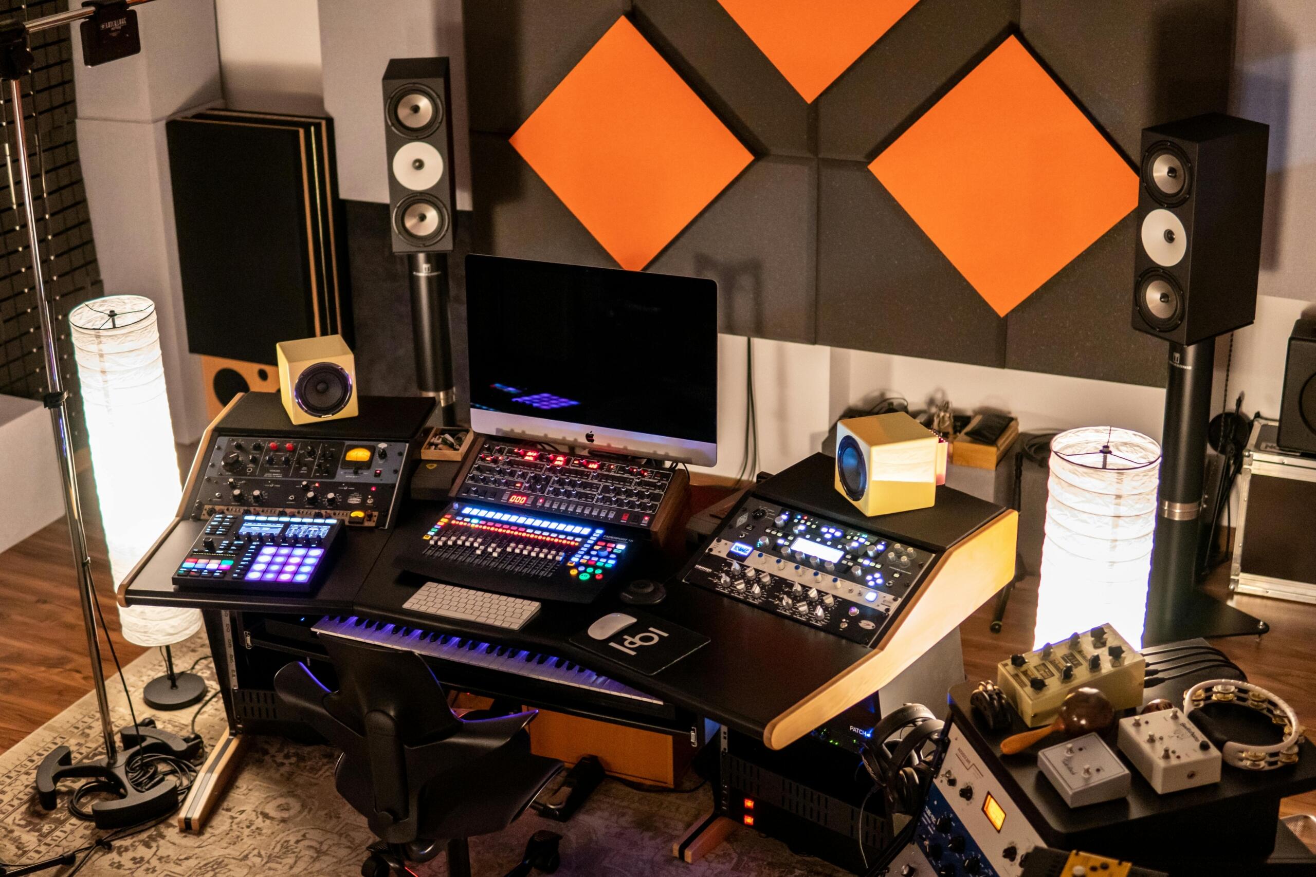 Estudio de música con equipo de producción avanzada, estación de mezcla para grabación vocal y edición de audio.