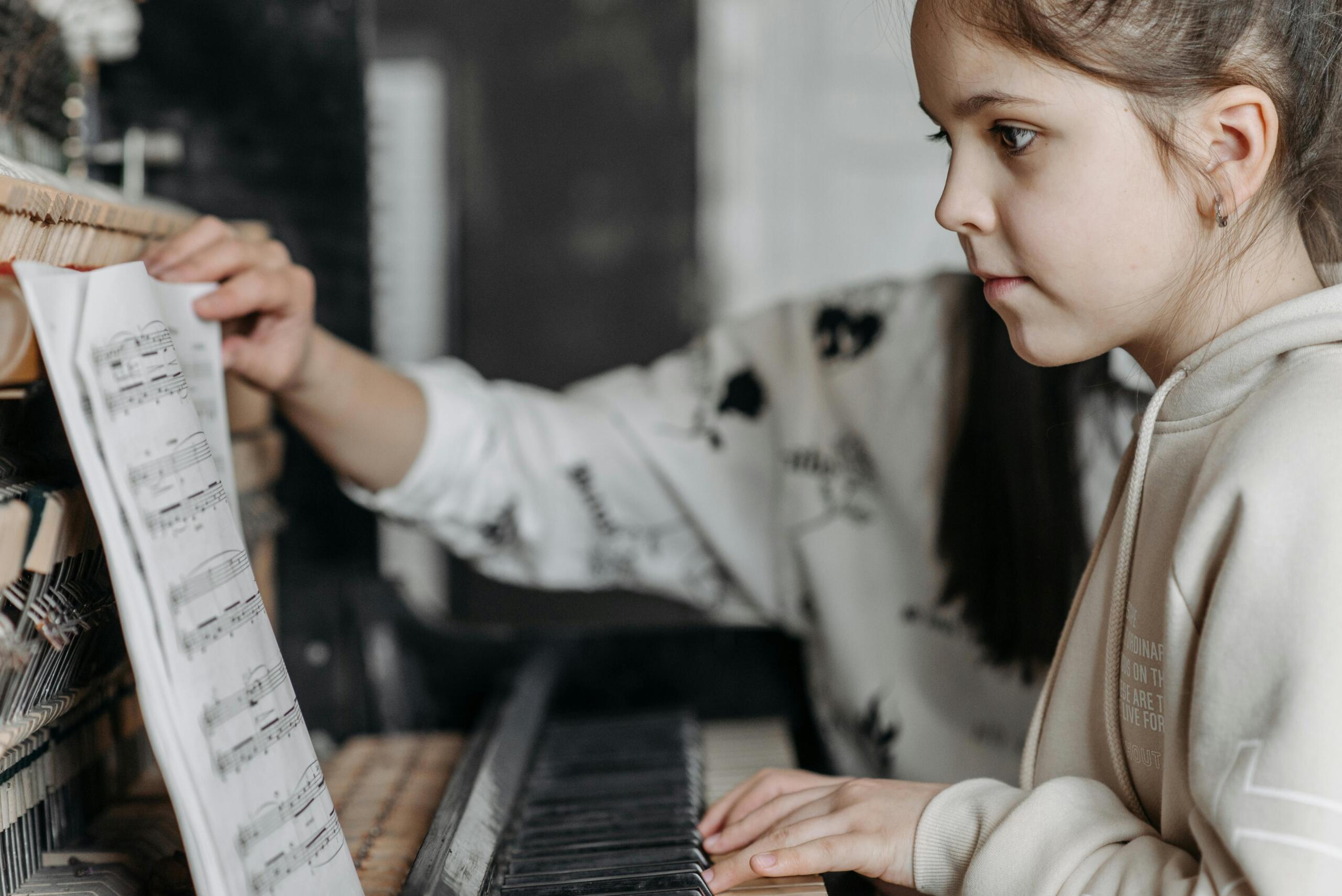 Niña aprendiendo piano