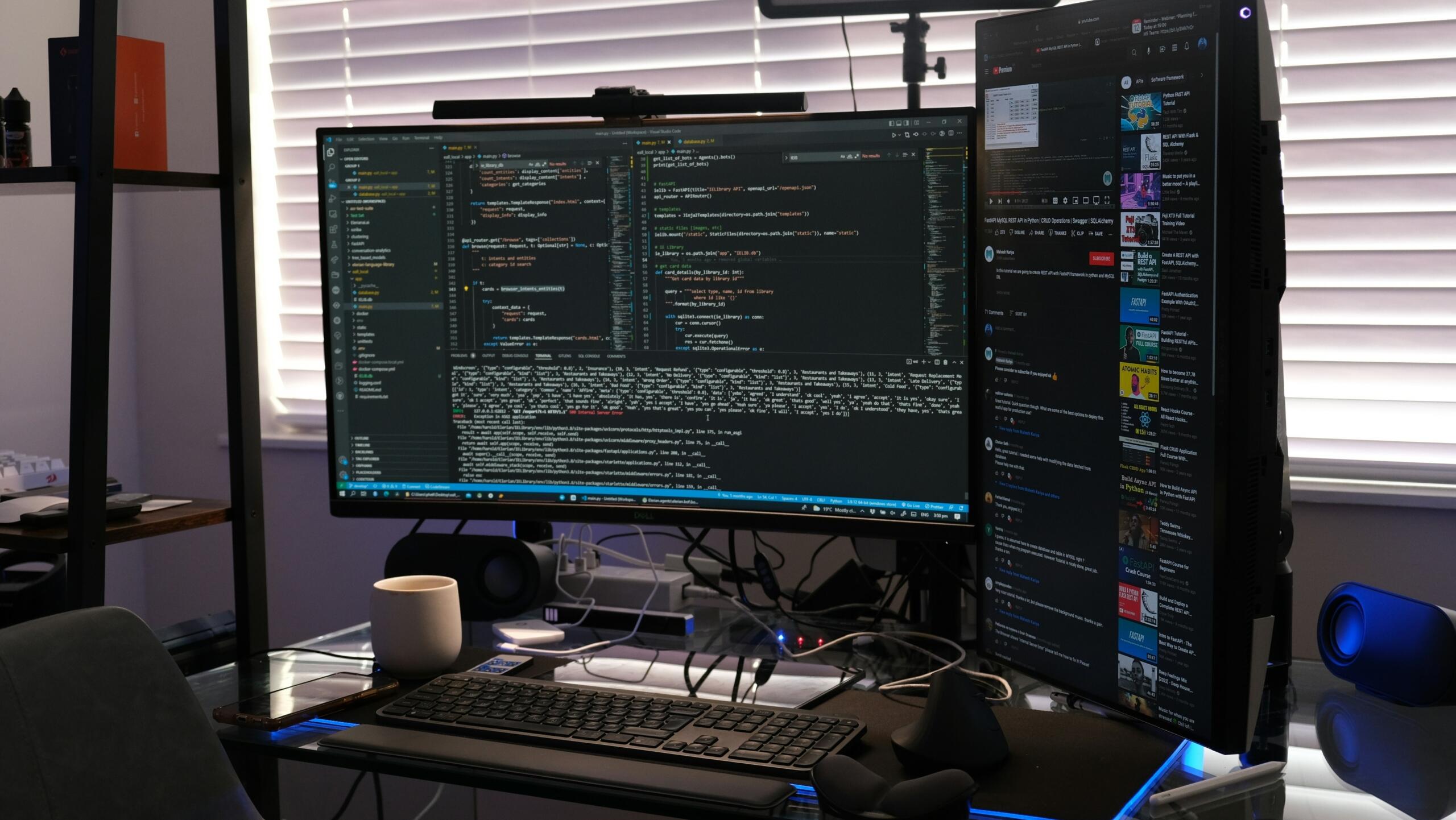 Escritorio con monitores mostrando código de programación y contenido digital.