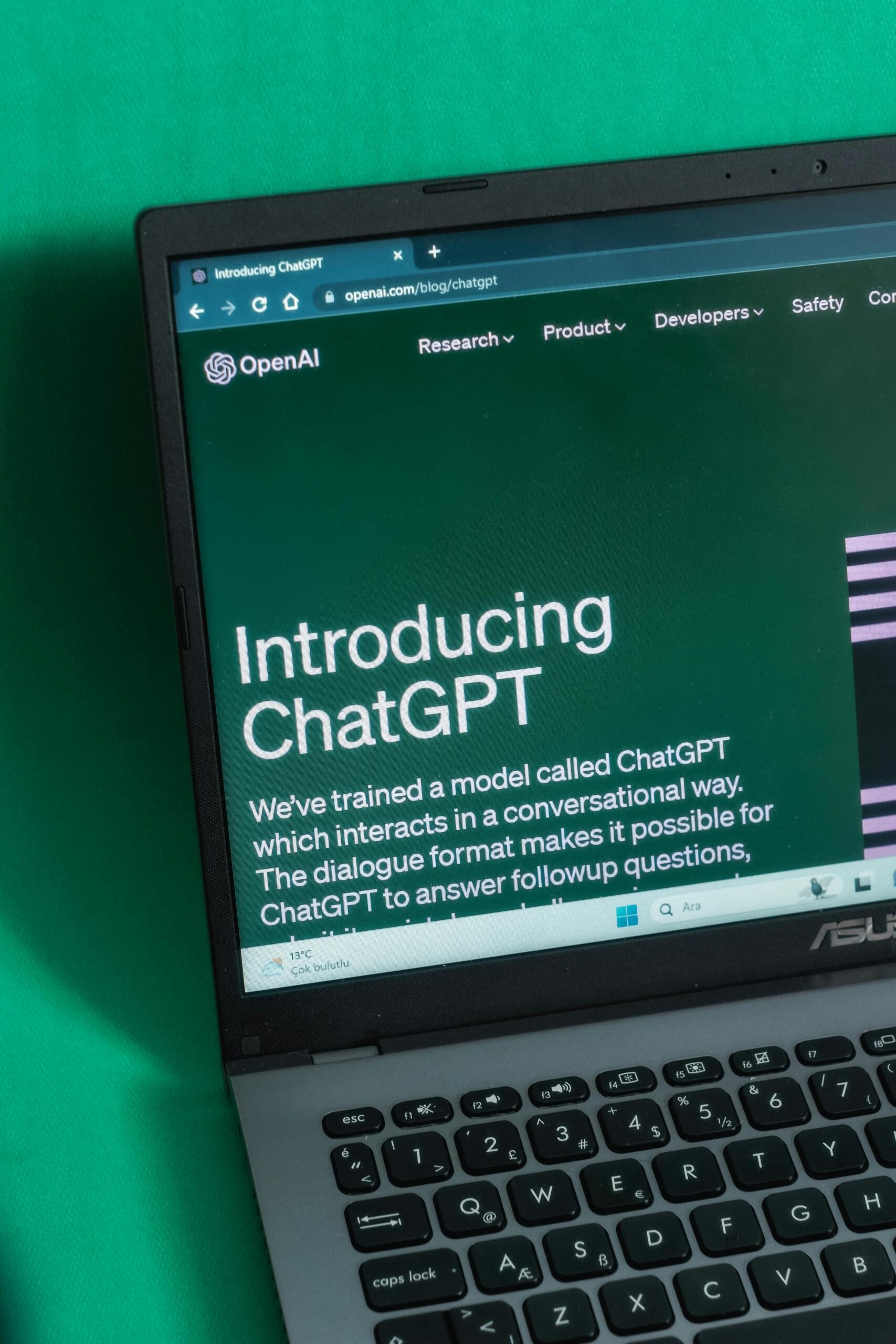 Pantalla de laptop con el sitio oficial de ChatGPT de OpenAI.