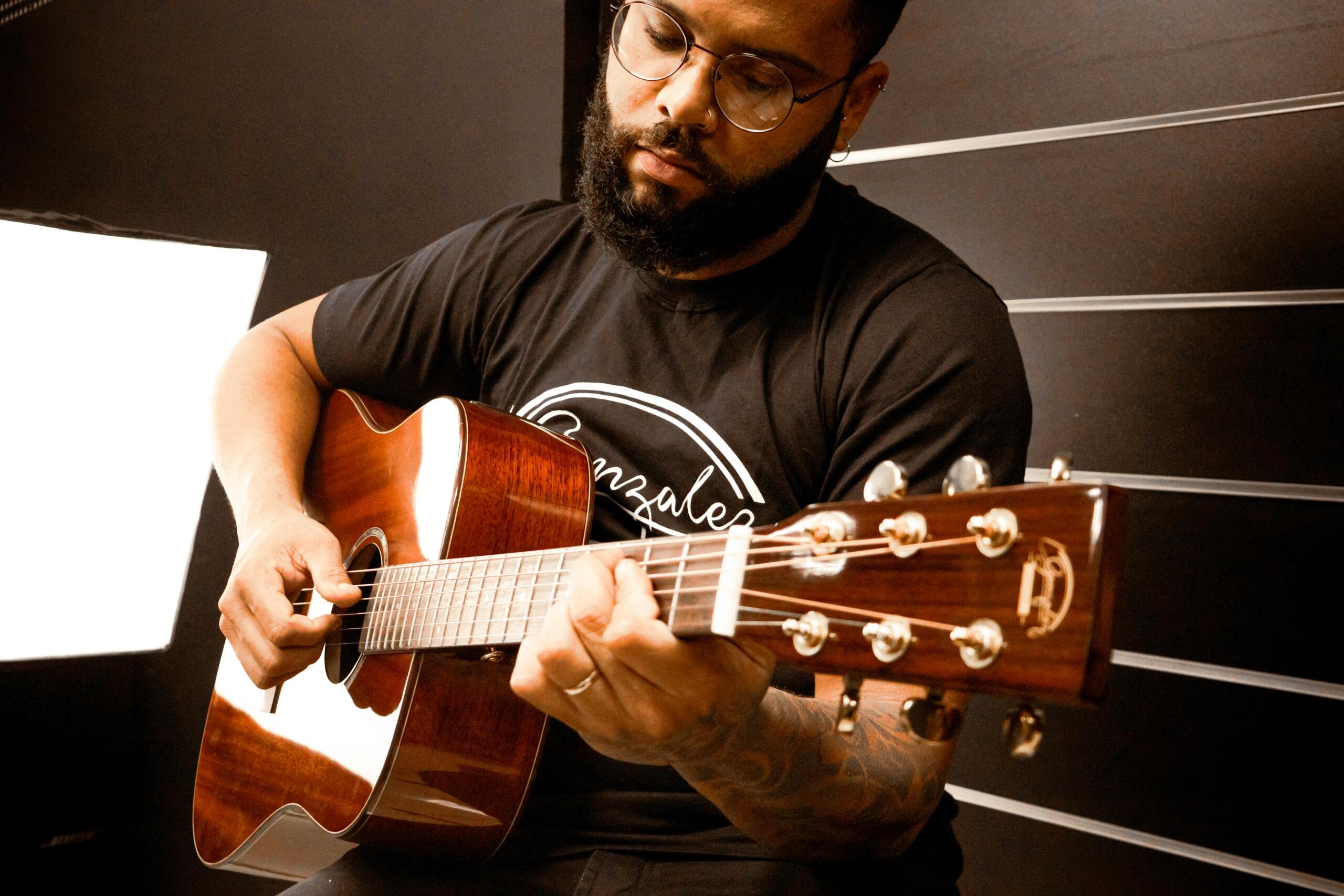 Persona tocando guitarra