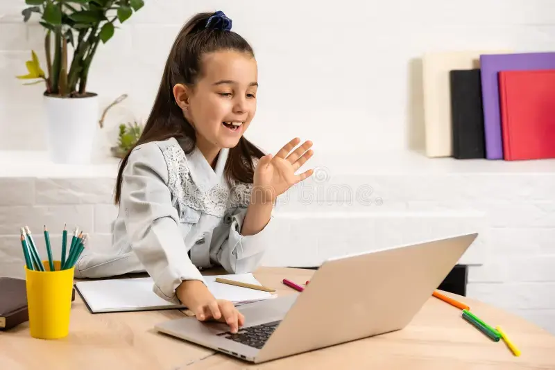 niños-educación-y-aprendizaje-distancia-concepto-niña-estudiante-con-computadora-portátil-en-casa-infantil-213886544