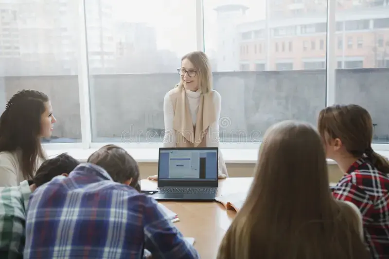 profesor-con-estudiantes-universitarios-en-clase-universitario-experimentado-hablando-sus-alumnos-durante-el-seminario-248217356