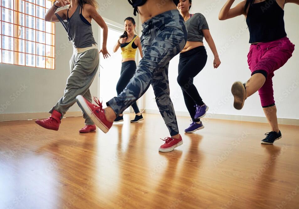 Chicas practicando baile