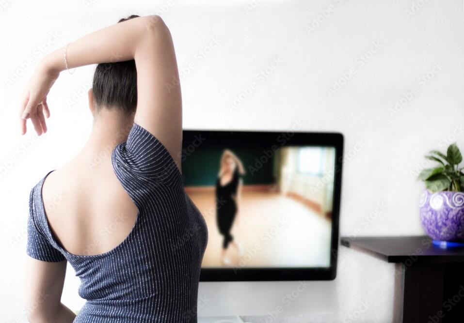 Niña tomando clases de danza en casa 