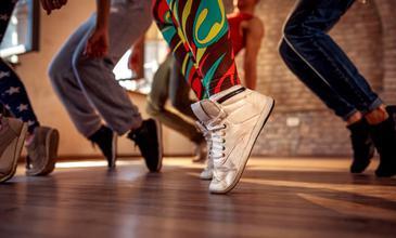 Jóvenes bailarines modernos bailando en el estudio. Concepto de deporte, baile y cultura urbana.