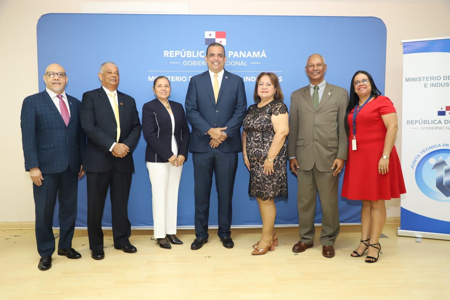 Miembros de la Junta Técnica de Contabilidad de Panamá posando juntos frente a un fondo institucional del Ministerio de Comercio e Industrias.