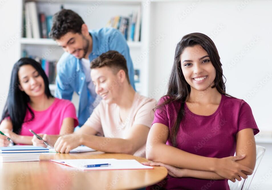 Sympathische Studentin aus Südamerika im Unterricht 