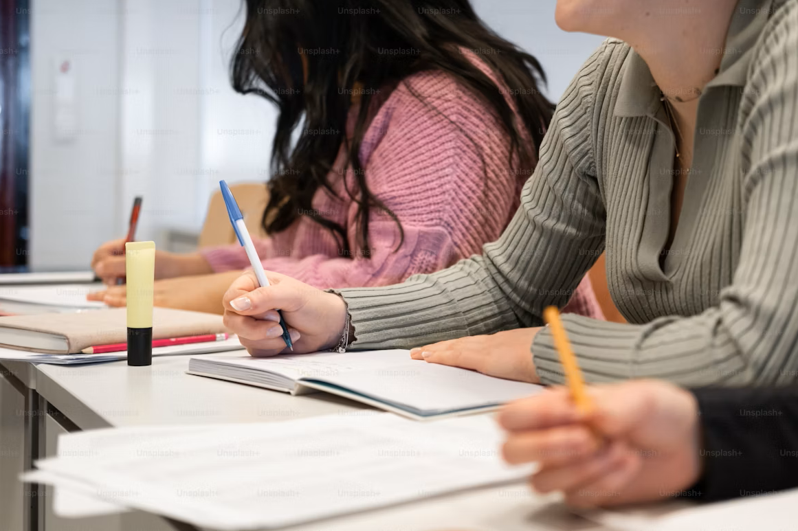 Jóvenes en un curso de español