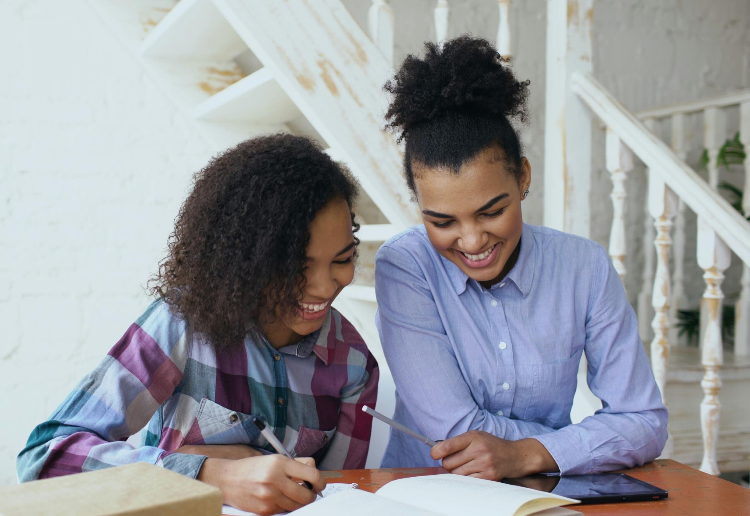 Tutora guiando a estudiante durante una clase de apoyo escolar a domicilio en Panamá.