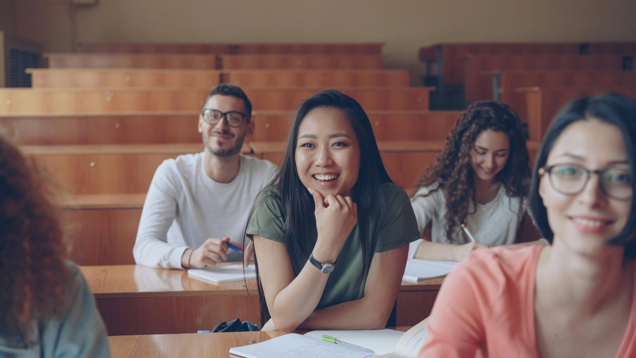 Estudiantes sonrientes en clase universitaria durante una sesión de reforzamiento académico en Panamá.