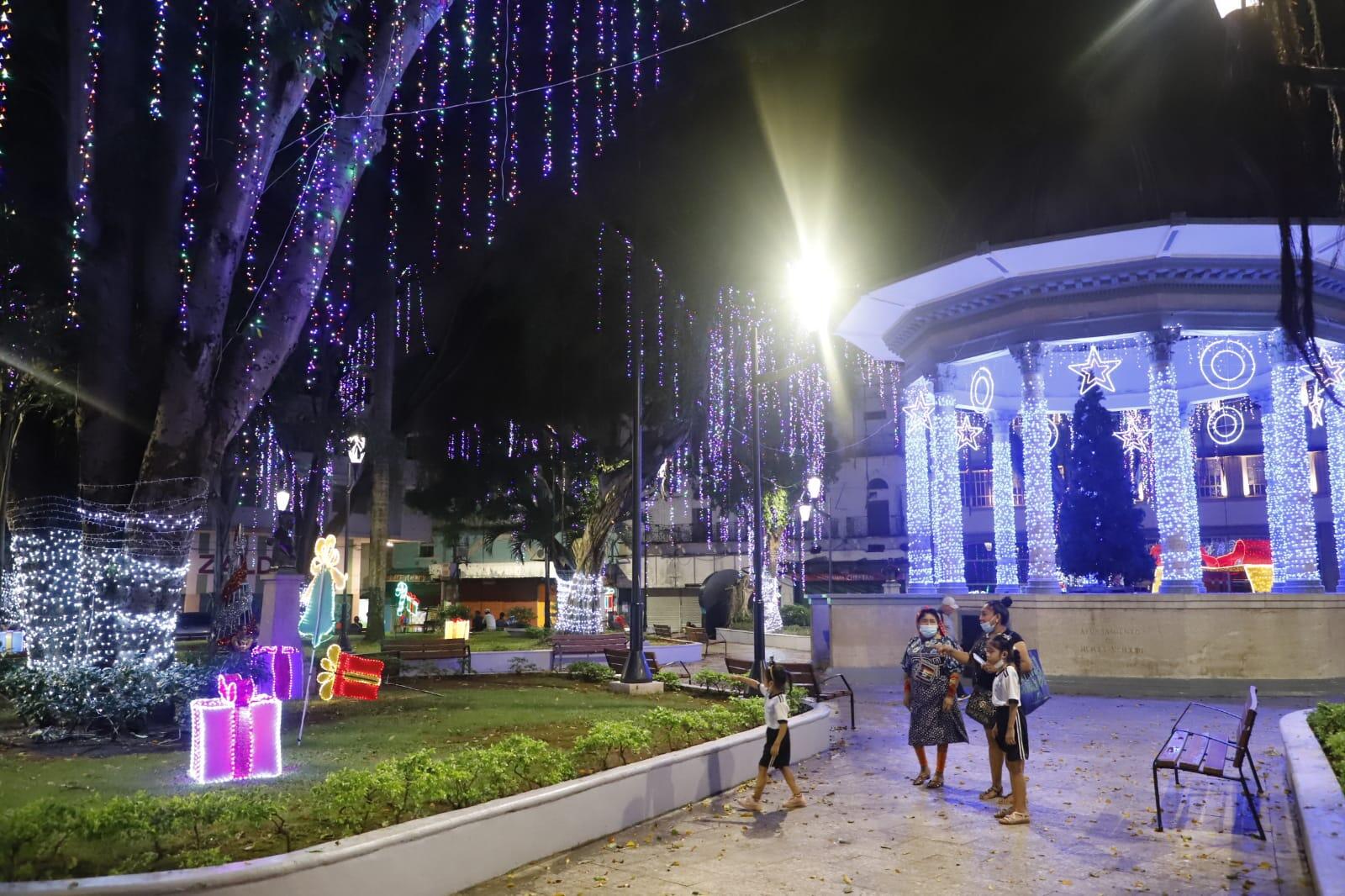 Luces navideñas brillan en las plazas del Casco Antiguo