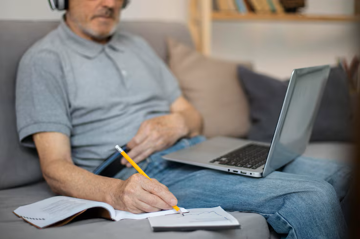 hombre-senior-haciendo-clases-linea-portatil_23-2149114290