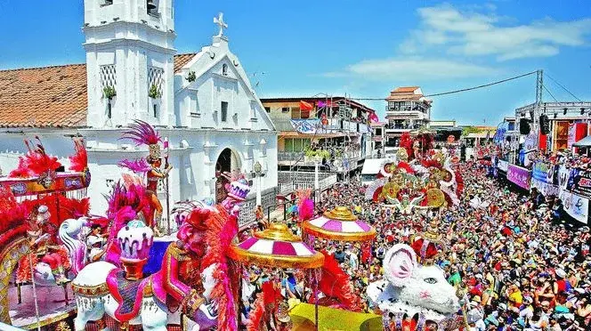 Desfile de carrozas frente a la Ermita de Santa Librada en el Carnaval de Las Tablas.