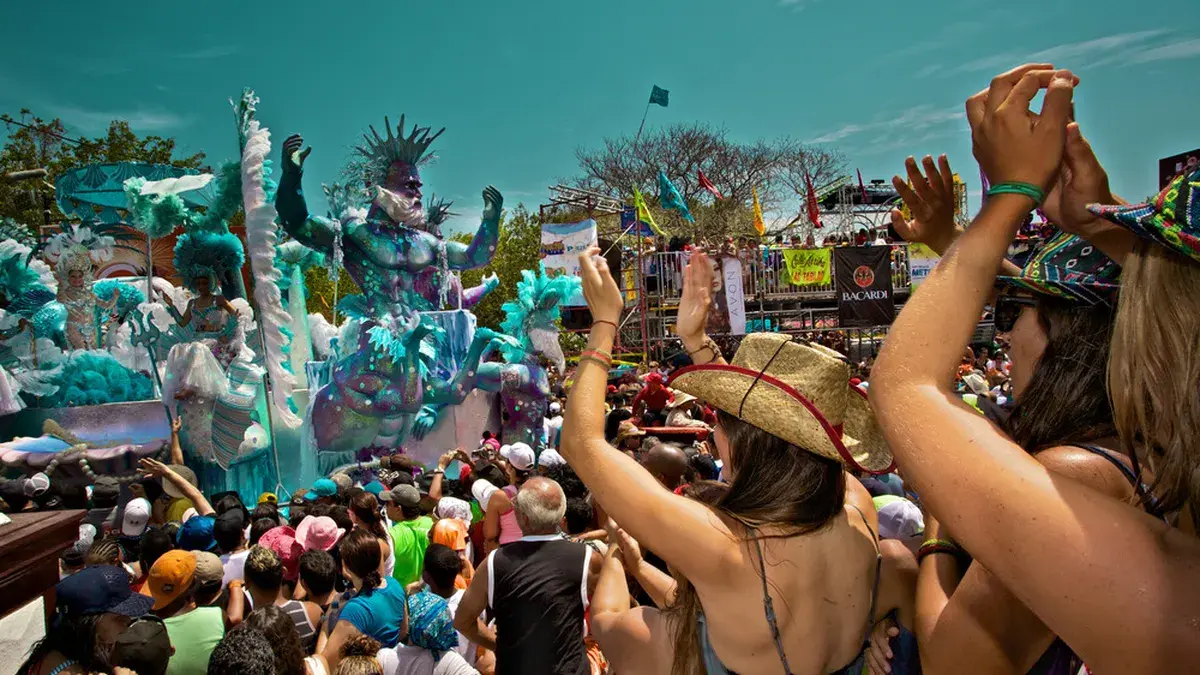Carroza temática con reina del carnaval y público celebrando en Las Tablas, Panamá.