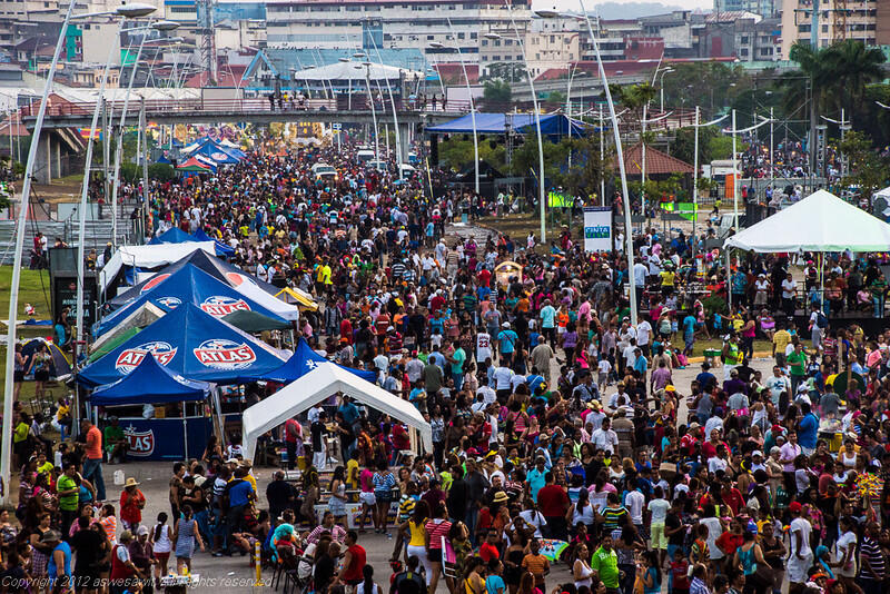 Vista aérea de multitud masiva en la Cinta Costera durante el Carnaval de Panamá Ciudad.