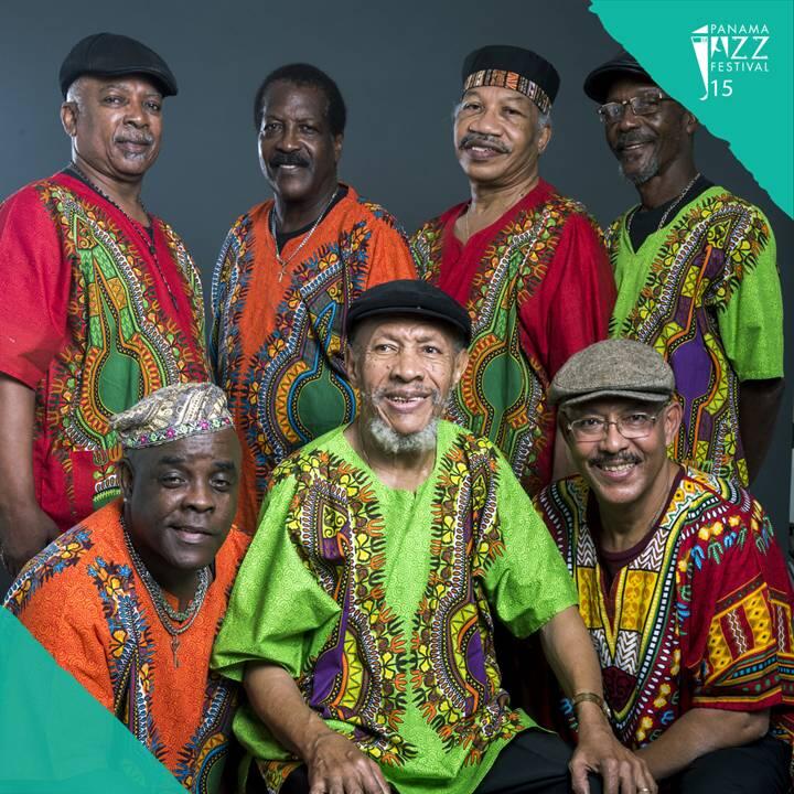 Músicos afropanameños con vestimenta tradicional africana representando la herencia cultural del país.