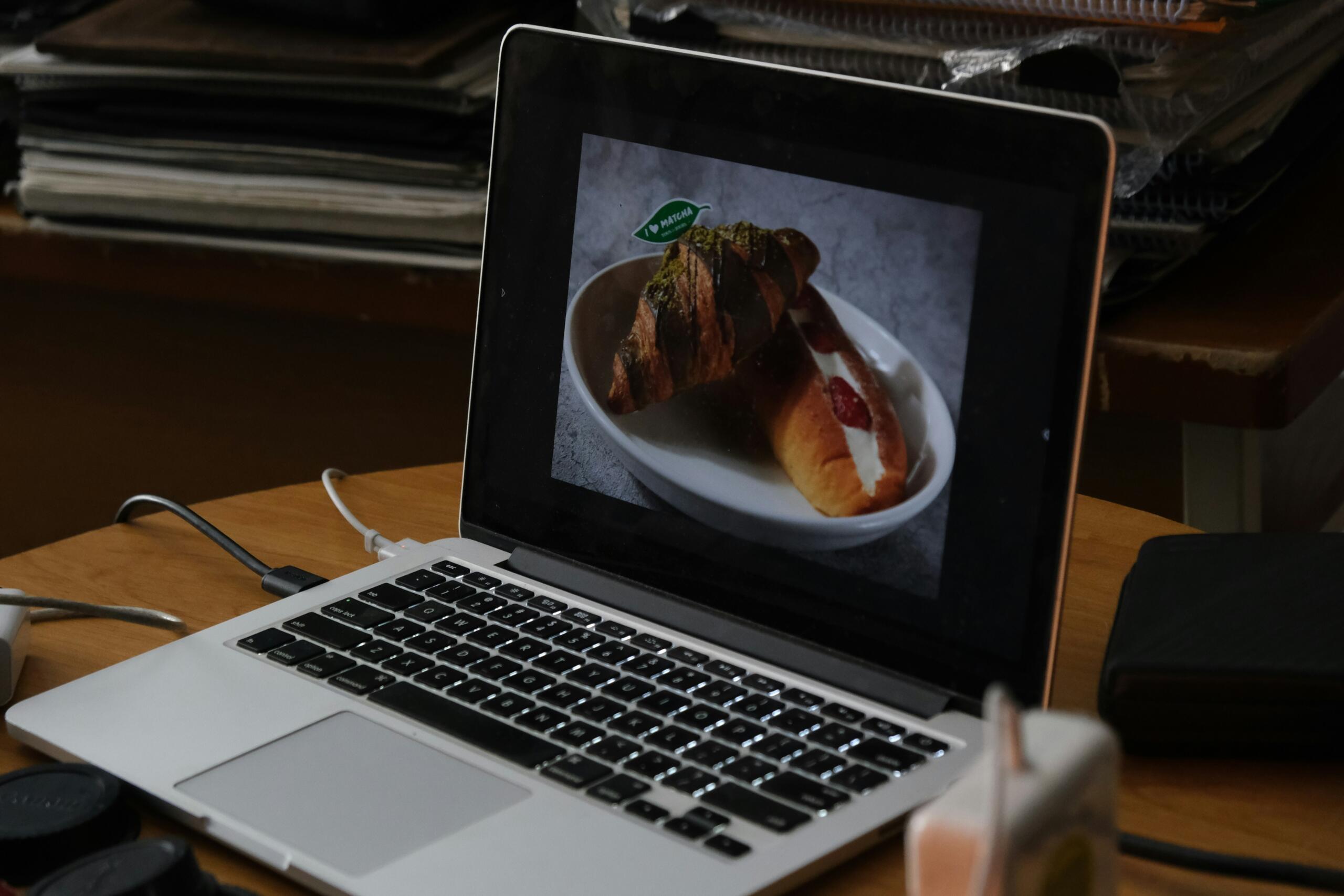 Laptop mostrando receta de cocina en video como ejemplo de aprendizaje culinario online con tutoriales paso a paso.