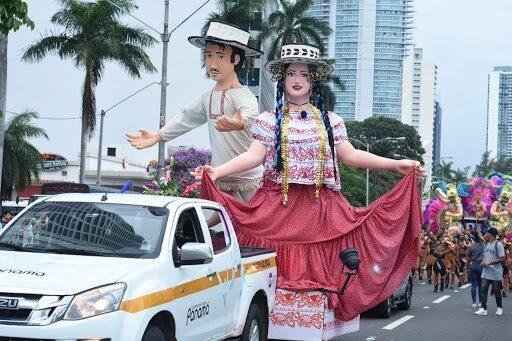 Figuras gigantes de Tiburcio y Domitila desfilando en la Avenida Balboa de Ciudad de Panamá.