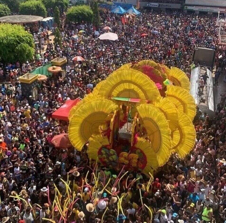 Vista aérea de carroza amarilla rodeada de multitud durante los culecos en Las Tablas.