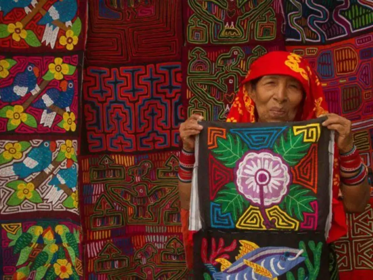 Mujer-guna-vendiendo-molas-en-Playon-Chico0_EN1262343_MG219658584