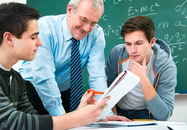 Tutor enseñando a alumnos