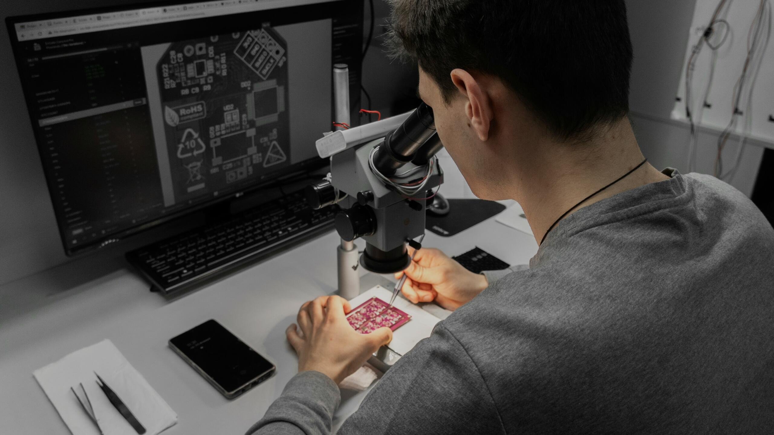 Persona usando un microscopio en un laboratorio de investigación.