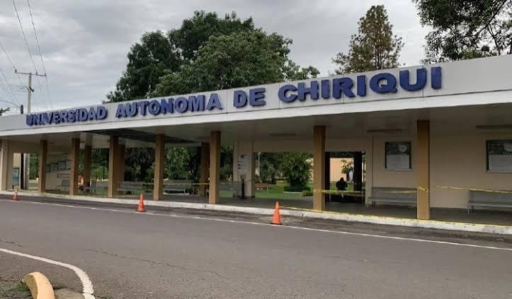 Entrada de la Universidad Autónoma de Chiriquí (UNACHI), sede de la carrera de Biología en David.