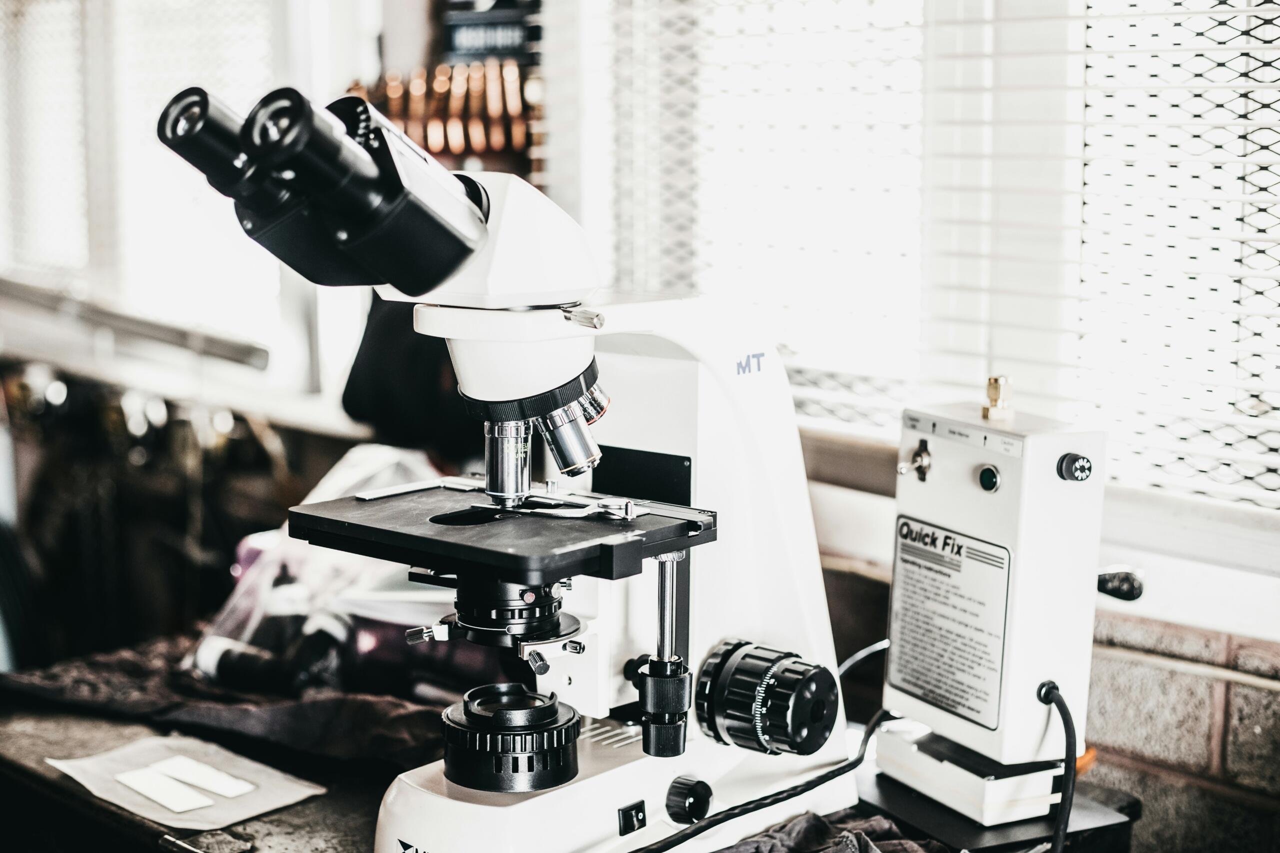 Microscopio de laboratorio para el estudio de muestras en biología.