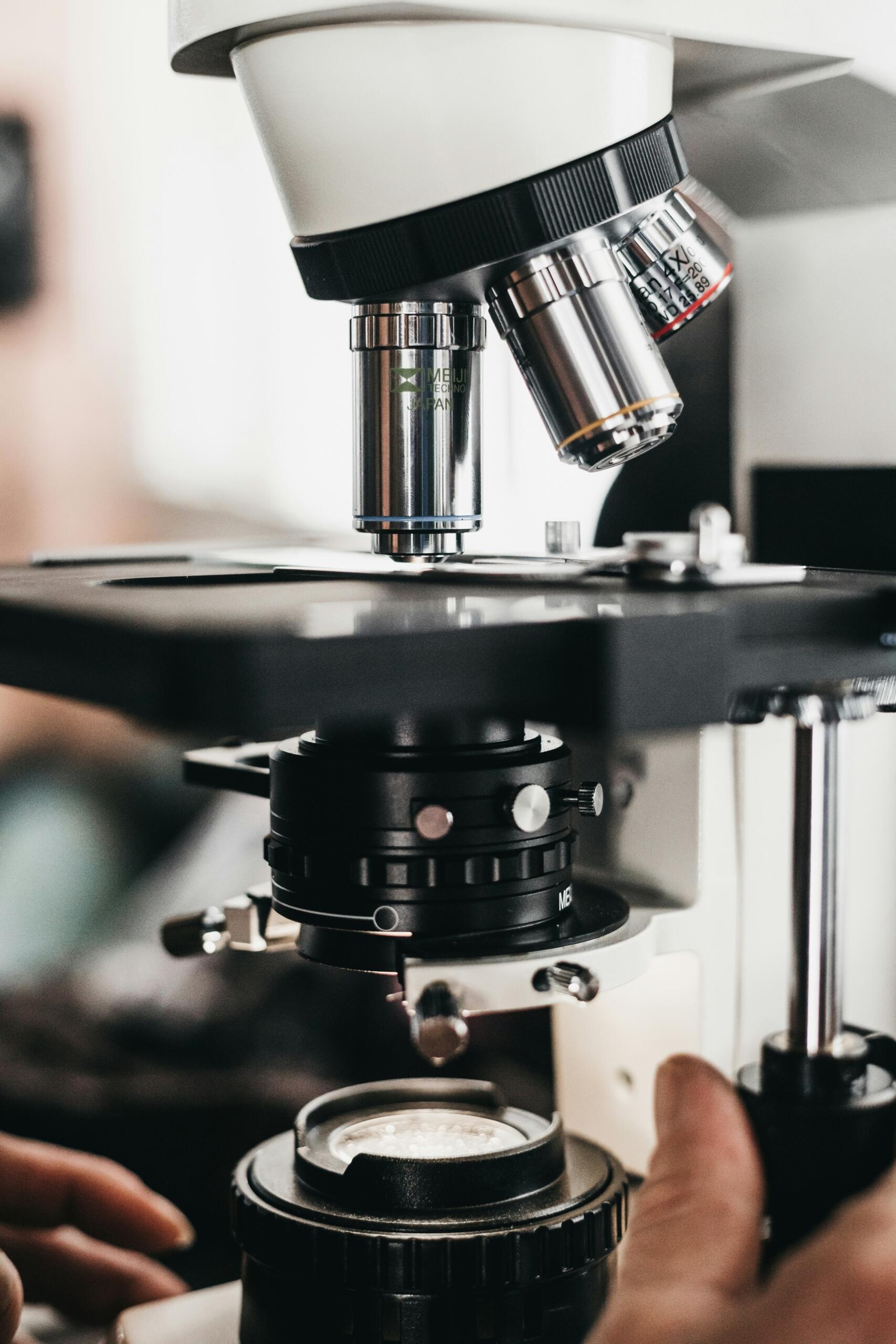 Microscopio de laboratorio usado para el estudio de las ciencias biológicas.