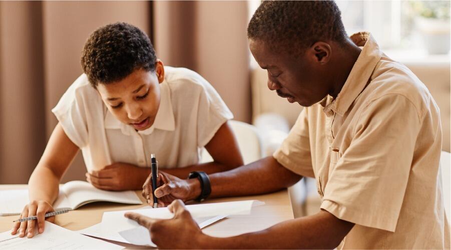 Tutor brindando apoyo escolar personalizado en Panamá.
