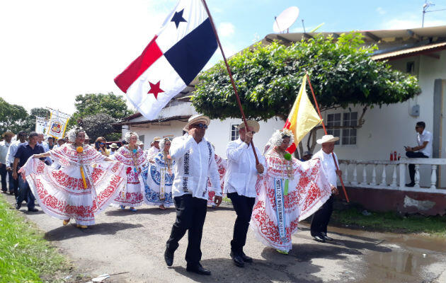 Actos cívicos en escuelas y comunidades