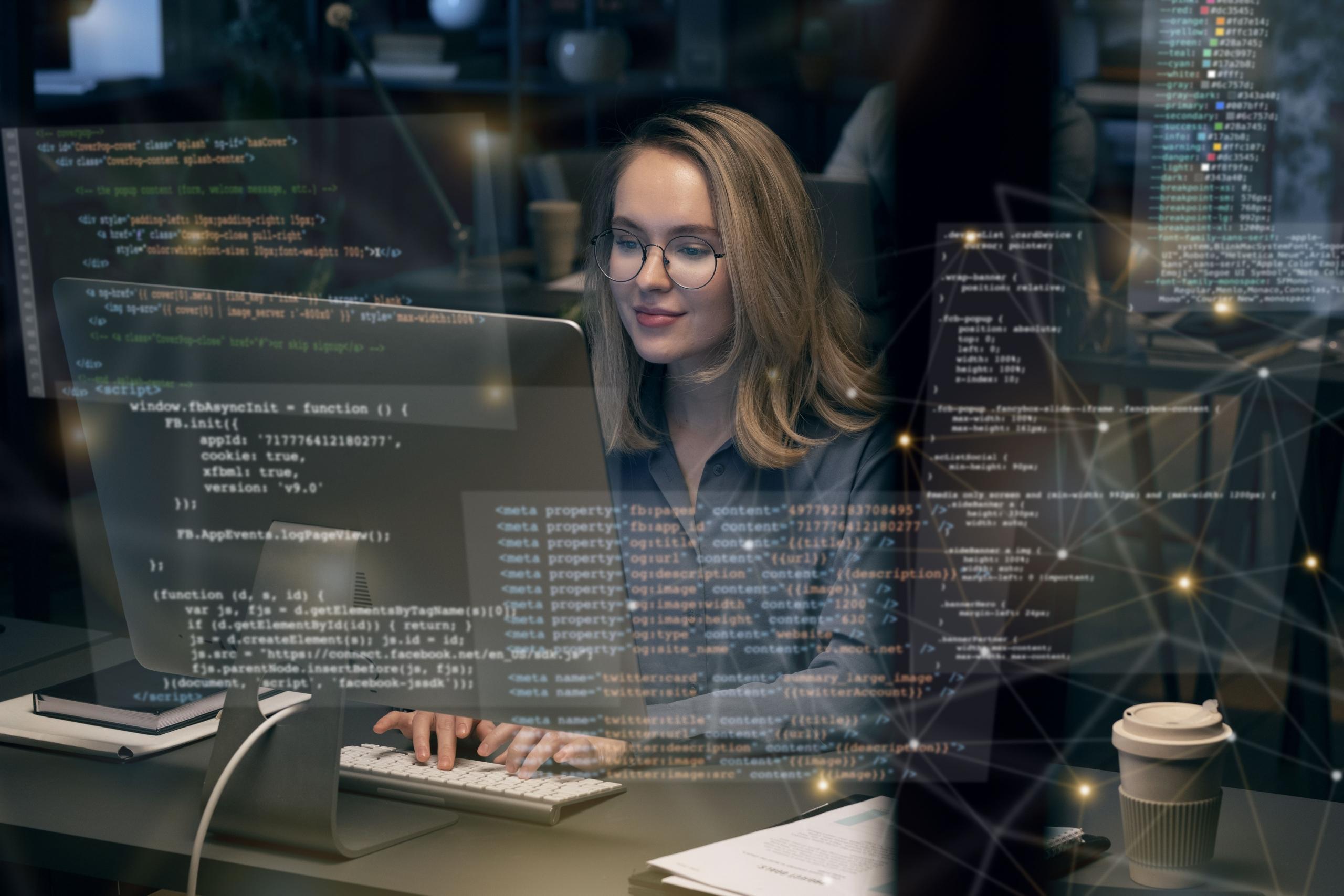 chica con lentes frente a una computadora con codigos de programacion flotando alrededor de ella