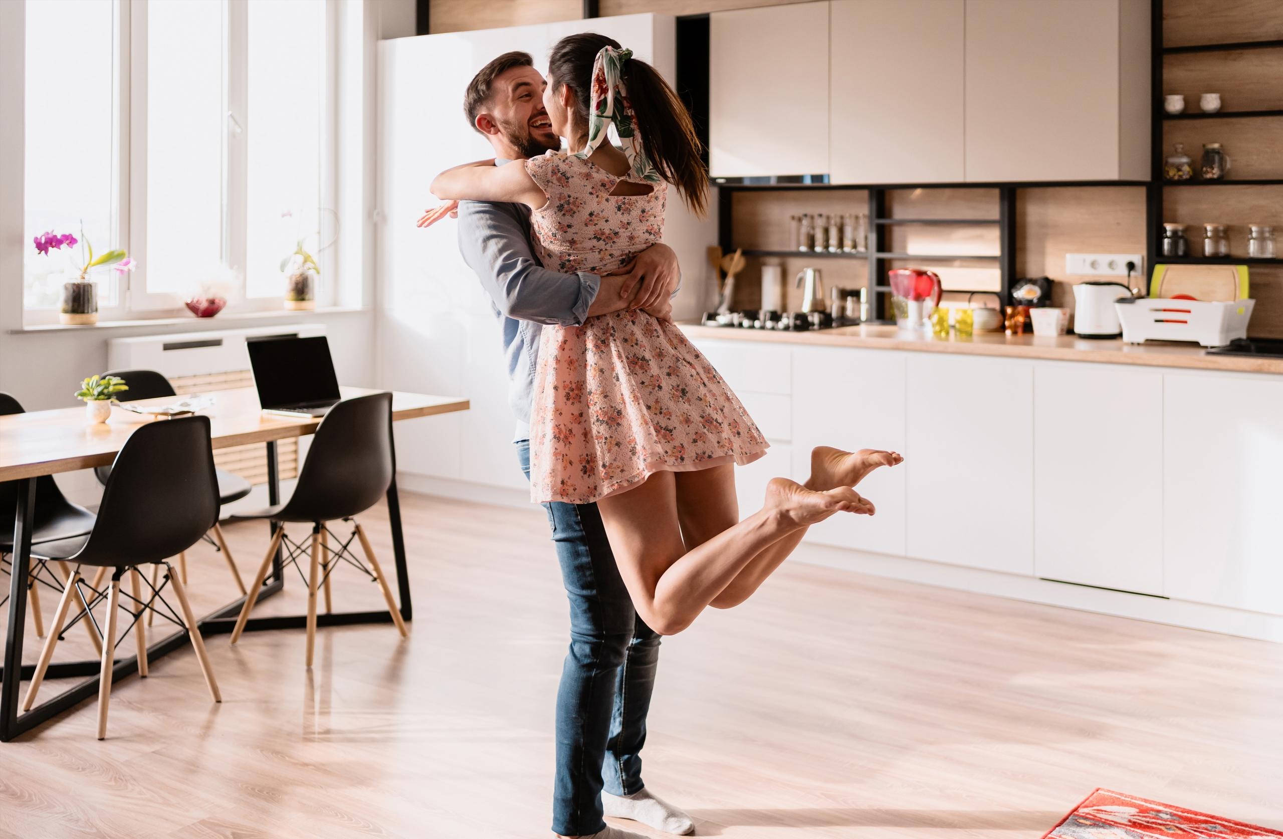 pareja danzando en el salón de casa