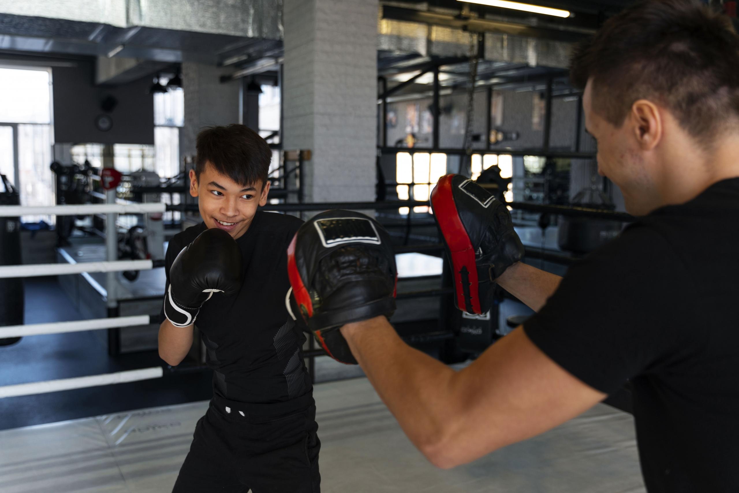 Alumno de box aprendiendo con su maestro