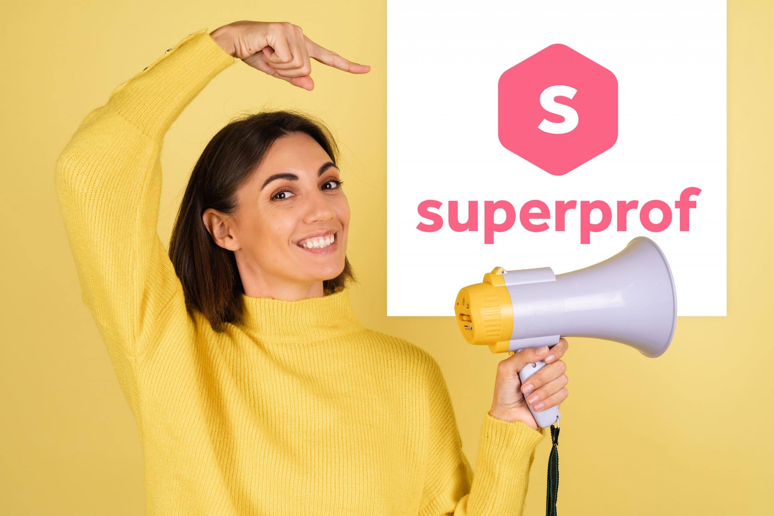 chica con su megafono señalando el logo de Superprof Perú