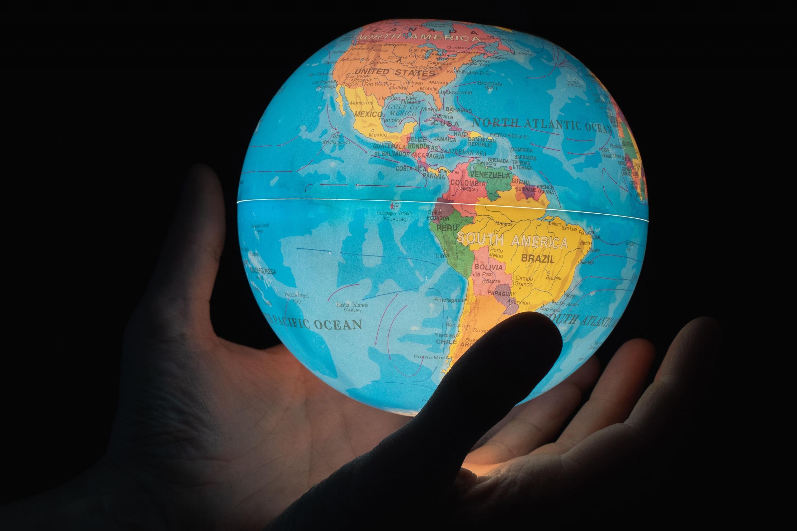 globo terráqueo brillante en unas manos
