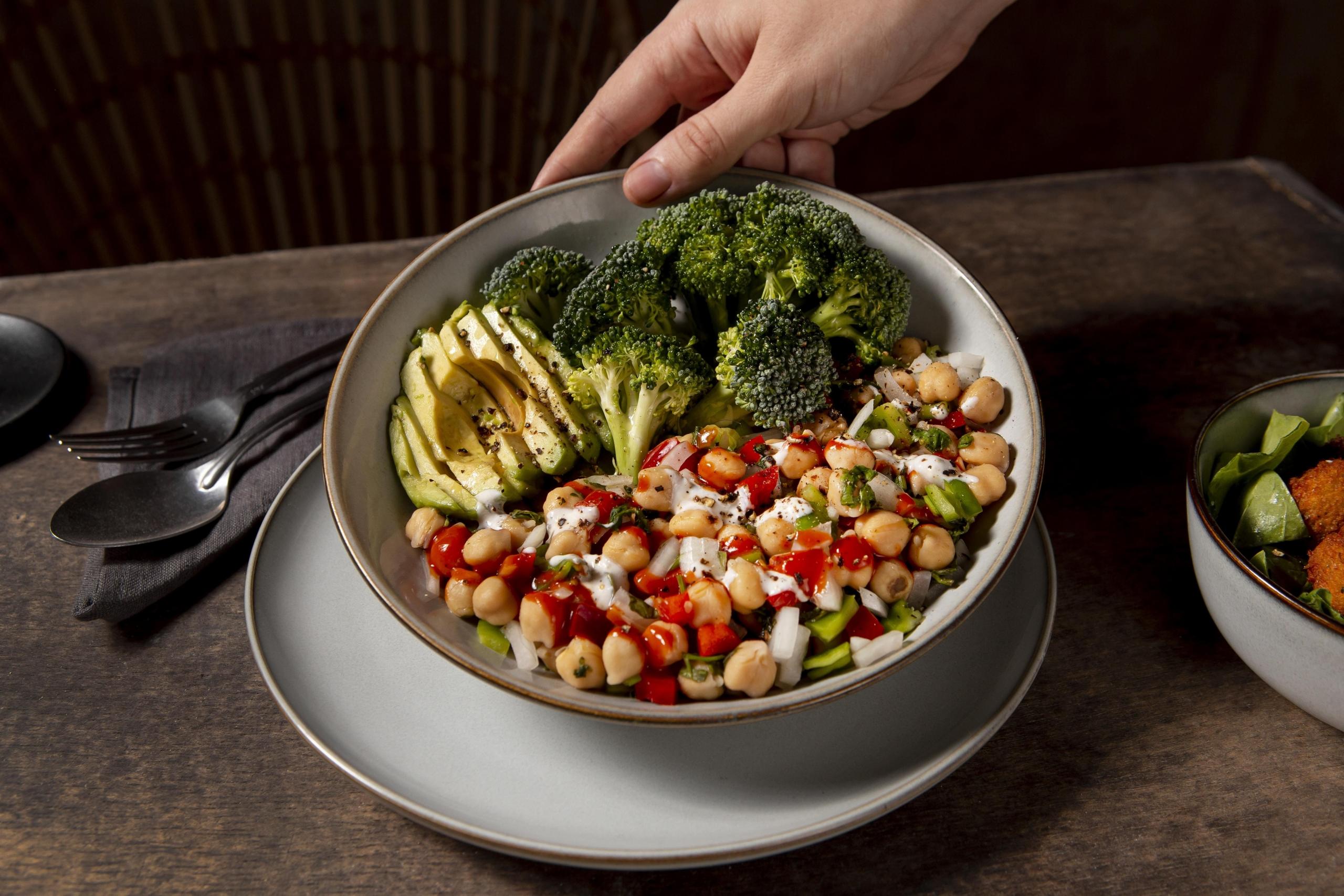 plato de ceviche de garbanzos con vegetales