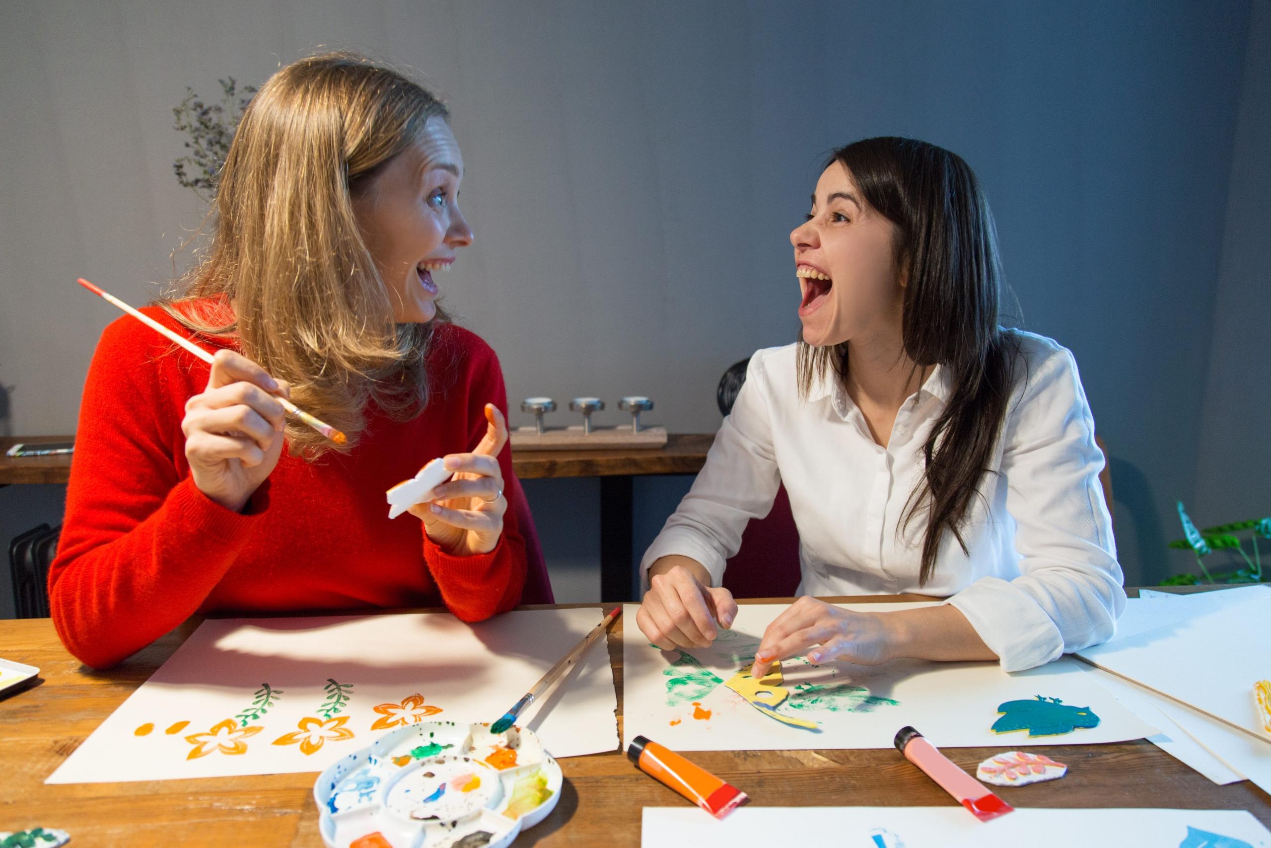 dos mujeres divertidas pintando