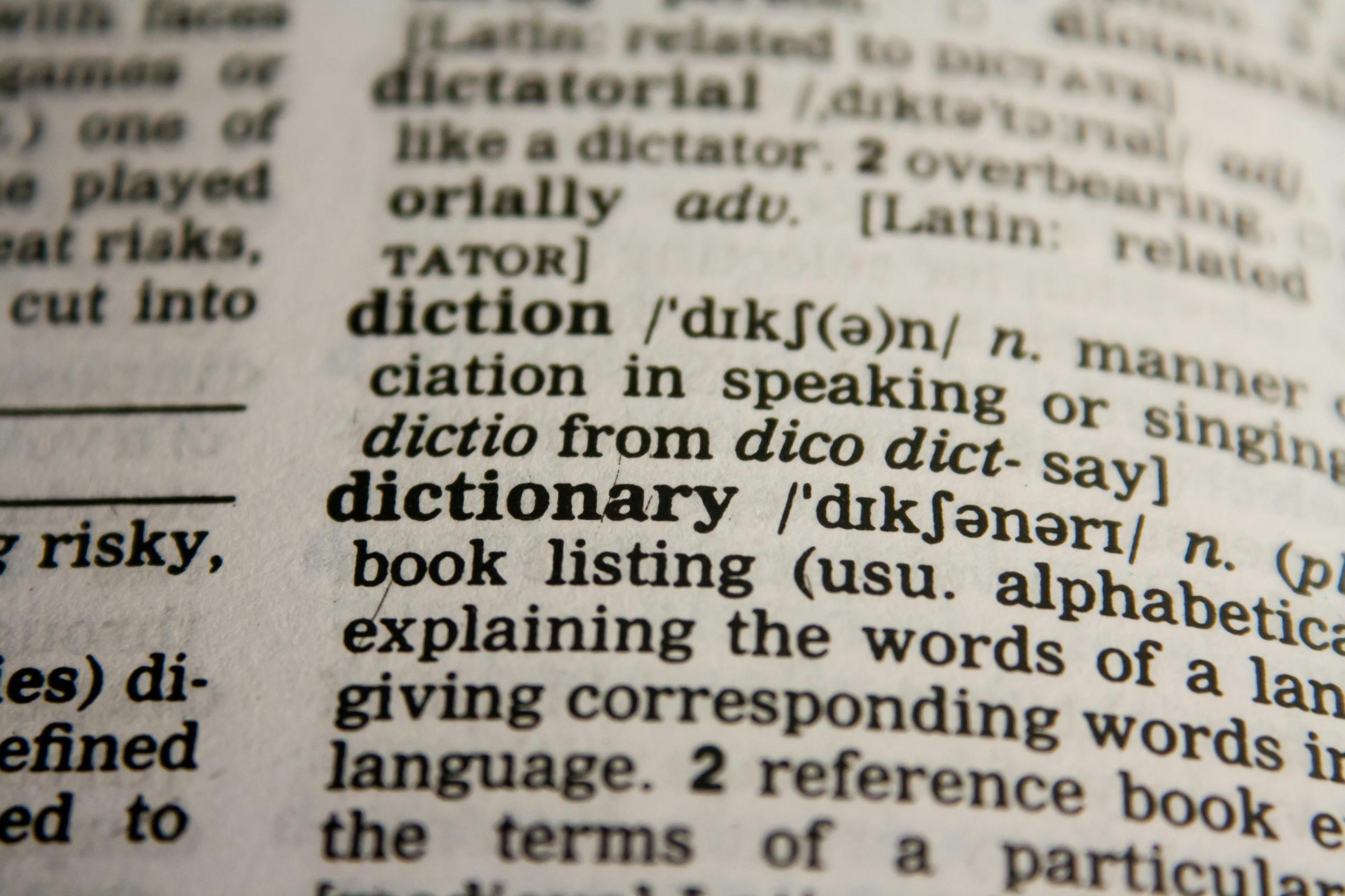 vista de la palabra dictionary con su definicion en una pagina de diccionario