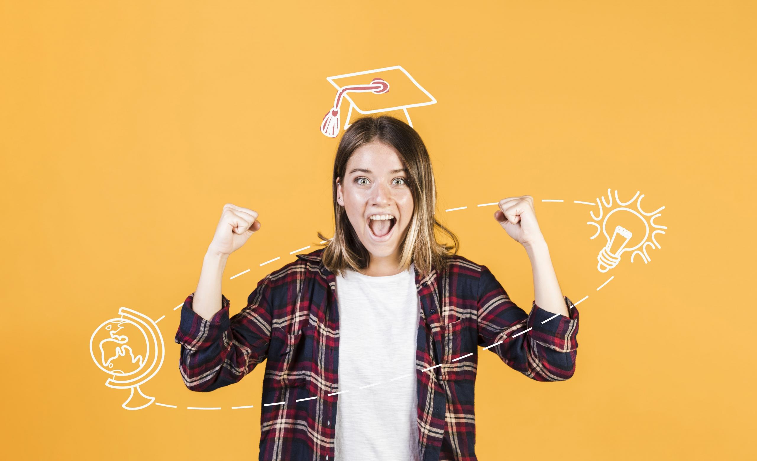chica feliz con iconos de birrete de graduacion, globo terraqueo y foco de idea