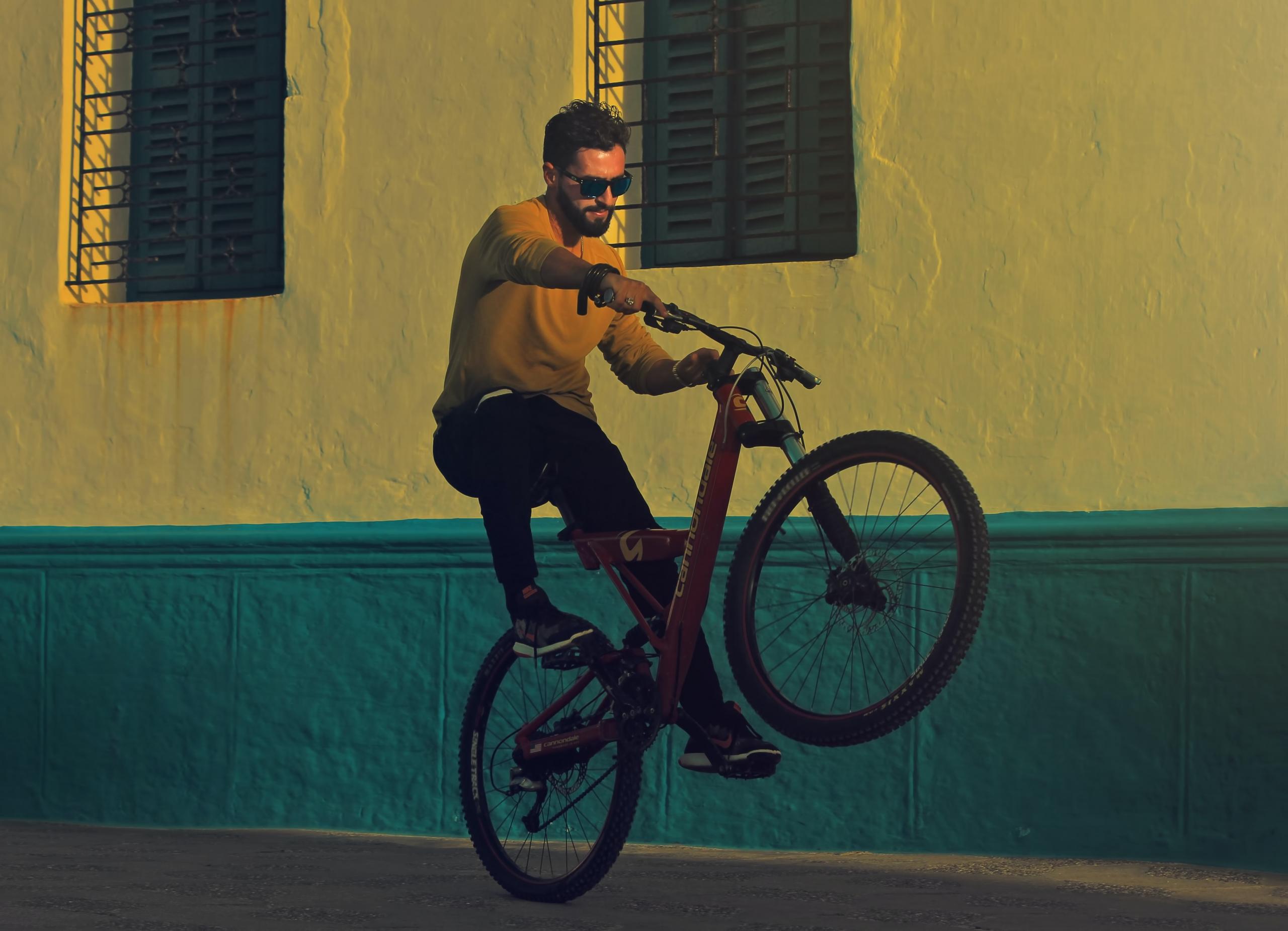 chico haciendo acrobacias con una bici