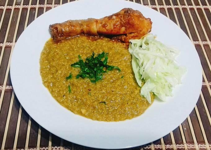 plato de guiso de quinua con presa de pollo