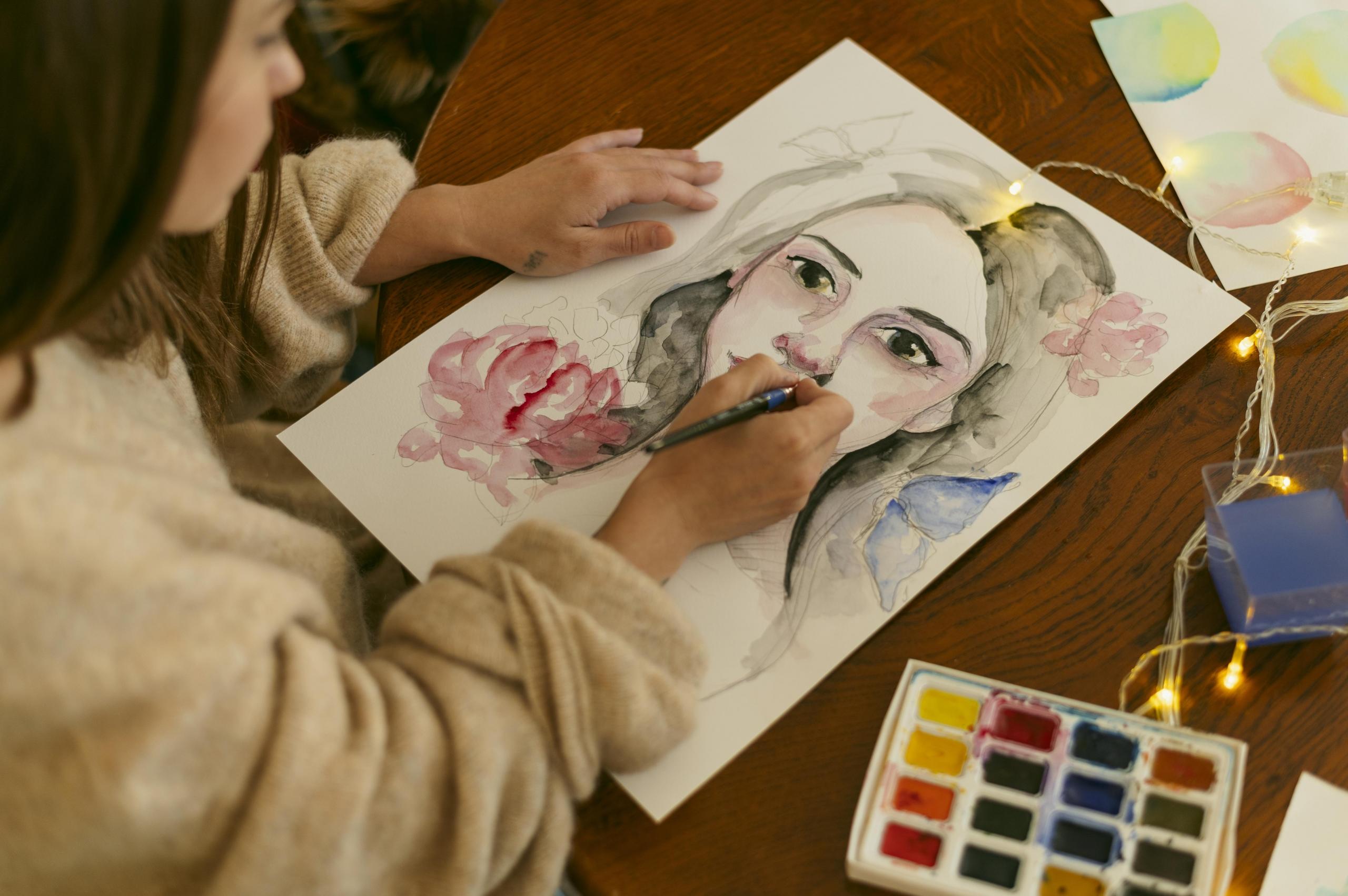 chica dibujando un retrato en acuarelas