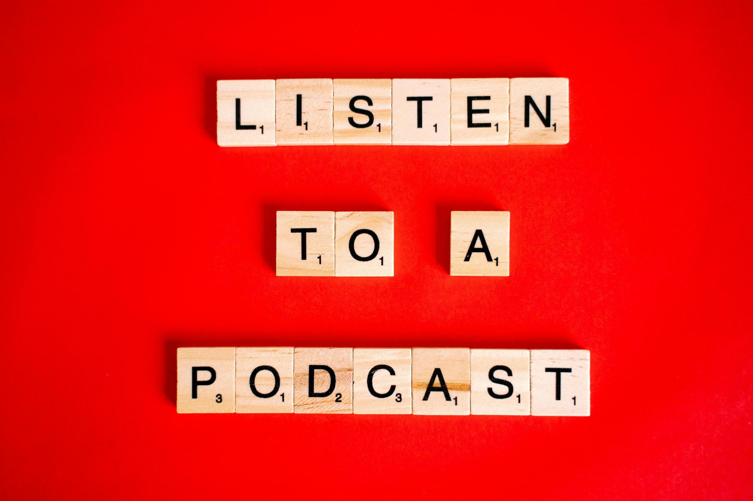 Scrabble con la frase armada LISTEN TO A PODCAST