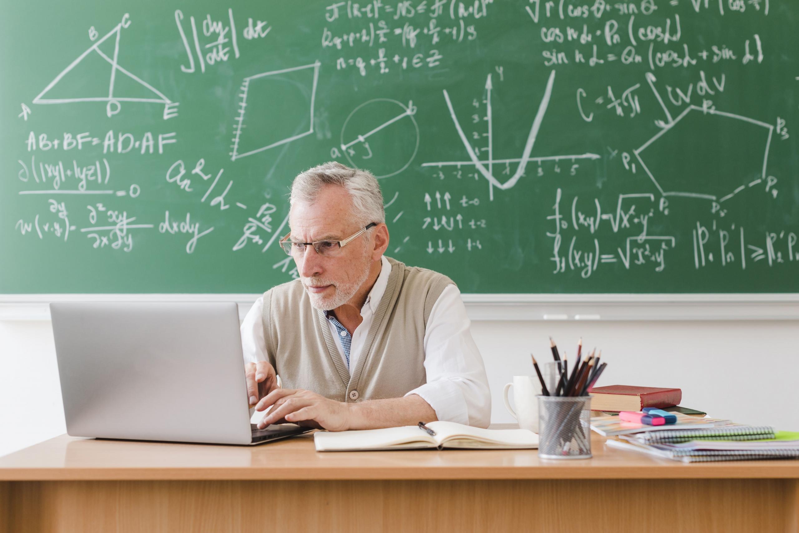 profesor dando clases de matemáticas a sus alumnos desde una laptop