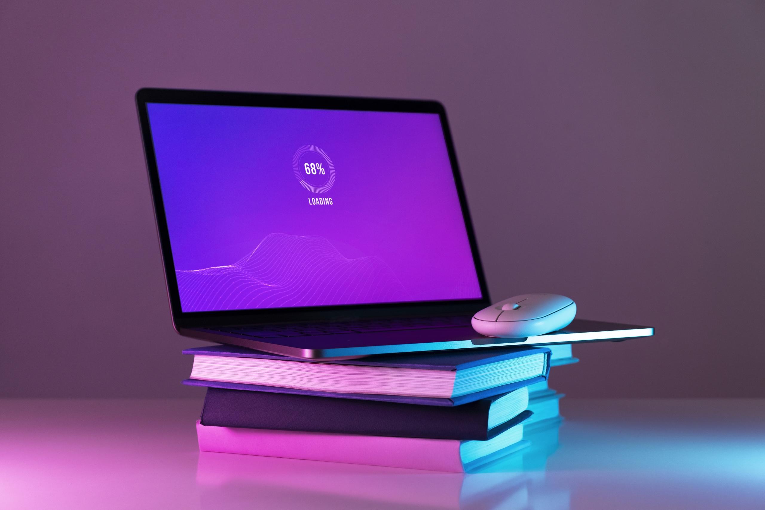 Foto de laptop sobre libros